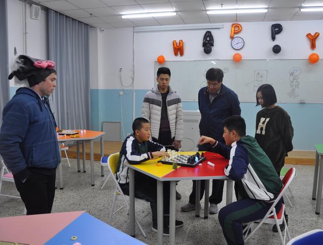 Bức ảnh “Các bạn học cồng chiêng” thể hiện tình yêu của em HHoa đối với di sản của Link OK9.COM Trang Chủ Chính Thức 2026 Mnông của mình.